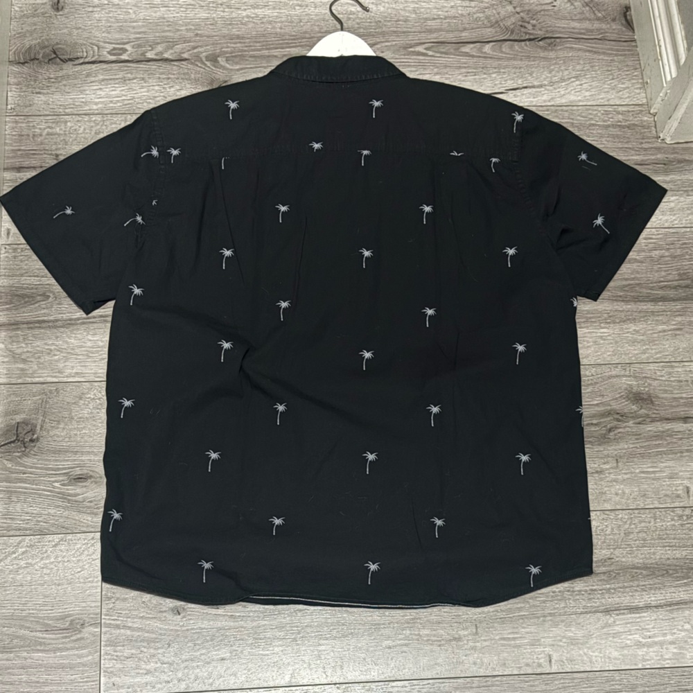 Hurley Black Shirt with Palm Tree Design - Picture 2 of 3